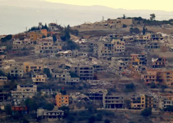 Una imagen tomada desde la región de Marjayoun, en el sur del Líbano, muestra parte de la destrucción en Khiam el 4 de diciembre de 2024 (AFP)