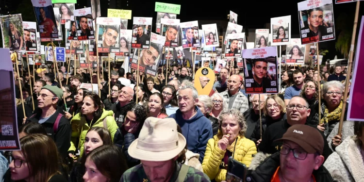 Manifestación en la Plaza de los Rehenes de Tel Aviv, el 21 de diciembre de 2024, para pedir la liberación de los rehenes retenidos por Hamás en Gaza (Avshalom Sassoni/Flash90)