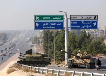 Tanques militares abandonados por el ejército sirio en las afueras de Damasco, el 9 de diciembre de 2024. (Foto de Bakr ALKASEM / AFP)