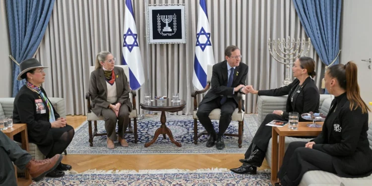 El presidente Isaac Herzog y la primera dama Michal Herzog se reúnen con la familia del rehén Edan Alexander en la residencia presidencial en Jerusalén el 1 de diciembre de 2024 (Kobi Gideon/GPO)