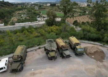 Una fotografía aérea muestra vehículos militares estacionados afuera de un edificio, supuestamente utilizado por el ejército ruso, en la ciudad siria de Al-Bassah, en la provincia de Latakia, el 12 de diciembre de 2024. (Aaref Watad/AFP)