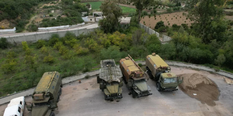 Una fotografía aérea muestra vehículos militares estacionados afuera de un edificio, supuestamente utilizado por el ejército ruso, en la ciudad siria de Al-Bassah, en la provincia de Latakia, el 12 de diciembre de 2024. (Aaref Watad/AFP)