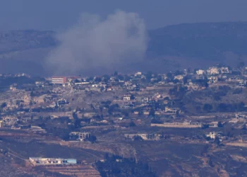 Esta imagen tomada desde el norte de Israel a lo largo de la frontera con el sur del Líbano muestra columnas de humo sobre la aldea libanesa de Khiam, el 2 de diciembre de 2024 (Foto de Jalaa MAREY / AFP)