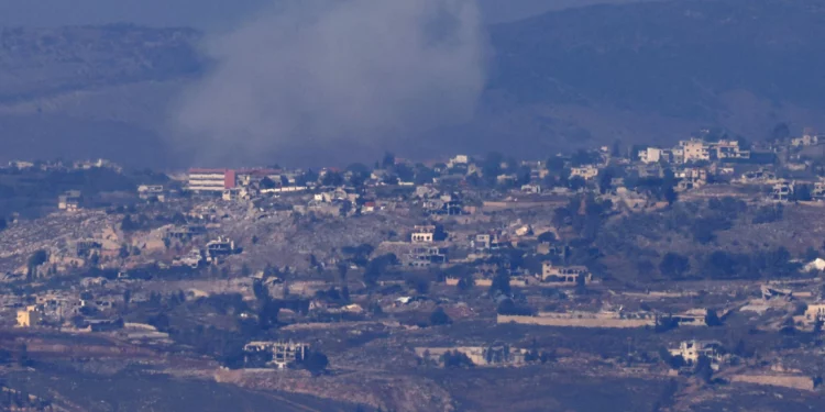 Esta imagen tomada desde el norte de Israel a lo largo de la frontera con el sur del Líbano muestra columnas de humo sobre la aldea libanesa de Khiam, el 2 de diciembre de 2024 (Foto de Jalaa MAREY / AFP)