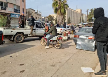 Combatientes antigubernamentales patrullan una calle en la ciudad de Izra, en la provincia de Daraa, en el sur de Siria, el 7 de diciembre de 2024. (Sam HARIRI / AFP)