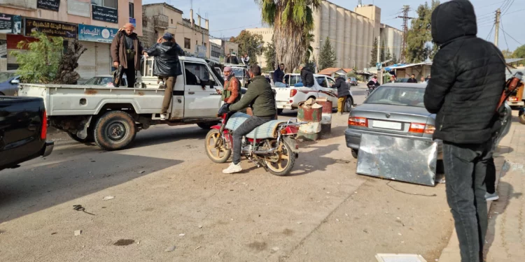 Combatientes antigubernamentales patrullan una calle en la ciudad de Izra, en la provincia de Daraa, en el sur de Siria, el 7 de diciembre de 2024. (Sam HARIRI / AFP)