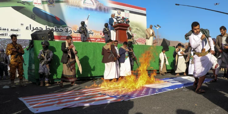 Partidarios hutíes queman banderas israelíes y estadounidenses durante una manifestación contra Israel en Saná, Yemen, el 27 de diciembre de 2024. (Foto AP/Osamah Abdulrahman)