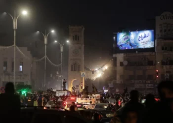 Los residentes salen a las calles de Hama para dar la bienvenida a los combatientes antigubernamentales después de que tomaron el control de la ciudad del centro-oeste de Siria el 5 de diciembre de 2024. (Bakr Alkasem/AFP)