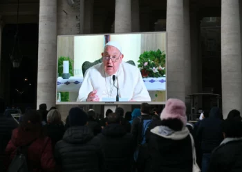 Debido al frío, el rezo del Ángelus del Papa Francisco se transmitirá en vivo en las pantallas de la plaza de San Pedro en el Vaticano, el 22 de diciembre de 2024. (Alberto PIZZOLI / AFP)