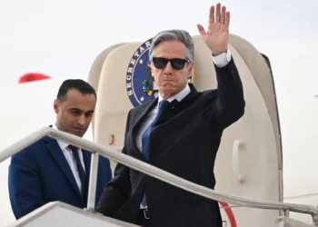 El secretario de Estado de Estados Unidos, Antony Blinken, saluda a su llegada a la ciudad de Aqaba, en el mar Rojo, en Jordania, el 12 de diciembre de 2024 (ANDREW CABALLERO-REYNOLDS / AFP)