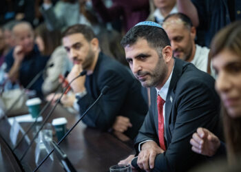 El ministro de Comunicaciones, Shlomo Karai, asiste a una conferencia de emergencia sobre la libertad de prensa en la Knéset el 4 de diciembre de 2024 (Yonatan Sindel/Flash90)