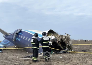 Especialistas trabajan en el lugar del accidente del avión de pasajeros de Azerbaijan Airlines, cerca de la ciudad de Aktau, en el oeste de Kazajstán, el 25 de diciembre de 2024. (Documento / Ministerio de Situaciones de Emergencia de Kazajstán vía AFP)