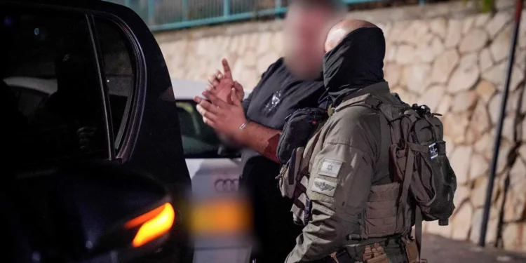 Un hombre israelí es detenido bajo sospecha de espiar para Irán en una fotografía publicada el 9 de diciembre de 2024. (Policía de Israel)
Un hombre israelí es detenido bajo sospecha de espiar para Irán en una fotografía publicada el 9 de diciembre de 2024. (Policía de Israel)