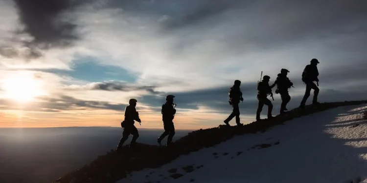 Las tropas de la unidad de élite Shaldag de la Fuerza Aérea israelí se ven en la cima del lado sirio del monte Hermón, en una foto publicada el 12 de diciembre de 2024. (Fuerzas de Defensa de Israel)