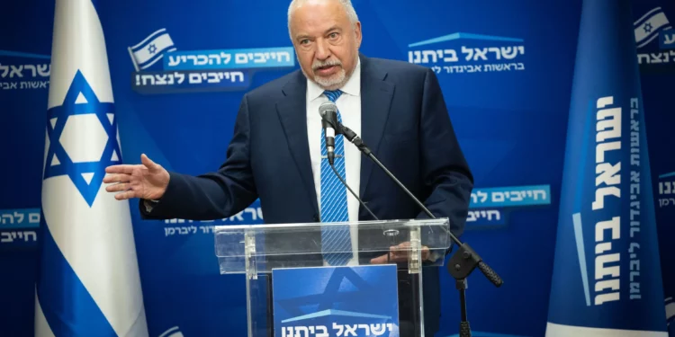 El presidente del partido Yisrael Beytenu, el diputado Avigdor Liberman, dirige una reunión de la facción en la Knéset el 2 de diciembre de 2024. (Yonatan Sindel/Flash90)