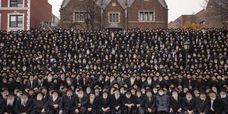 Una foto grupal de la Conferencia Anual de Emisarios de Jabad-Lubavitch, tomada en la sede de Jabad en Nueva York, el 1 de diciembre de 2024 (Foto AP/Yuki Iwamura)