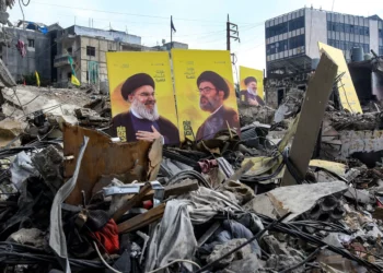 Carteles de los líderes asesinados de Hezbolá, Hassan Nasrallah (izq.) y Hashem Safieddine, se colocan en medio de la destrucción causada por los ataques israelíes en la ciudad de Nabatieh, en el sur del Líbano, el 4 de diciembre de 2024. (Mahmoud Zayyat/AFP)