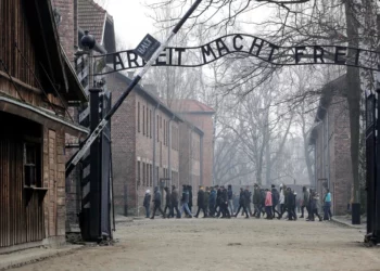 La gente visita el campo de concentración nazi de Auschwitz-Birkenau en Oswiecim, Polonia, el 15 de febrero de 2019. (Foto AP/Michael Sohn, Archivo)