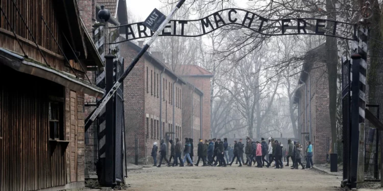 La gente visita el campo de concentración nazi de Auschwitz-Birkenau en Oswiecim, Polonia, el 15 de febrero de 2019. (Foto AP/Michael Sohn, Archivo)