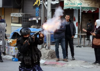 Las fuerzas de seguridad de la Autoridad Palestina utilizan gases lacrimógenos para dispersar una protesta contra su operación de seguridad en Jenin, Judea y Samaria, el 16 de diciembre de 2024. (Jaafar Ashtiyeh/AFP)