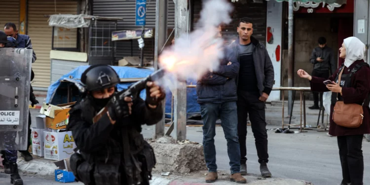 Las fuerzas de seguridad de la Autoridad Palestina utilizan gases lacrimógenos para dispersar una protesta contra su operación de seguridad en Jenin, Judea y Samaria, el 16 de diciembre de 2024. (Jaafar Ashtiyeh/AFP)