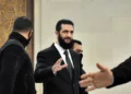 El líder de Hayat Tahrir al-Sham (HTS), Ahmed al-Sharaa (también conocido como Abu Mohammad al-Julani), llega a una reunión con funcionarios drusos visitantes del Partido Socialista Progresista (PSP) del Líbano en Damasco el 22 de diciembre de 2024. (AFP)