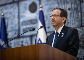 El presidente Isaac Herzog asiste a una conferencia de emergencia sobre el estado de salud de los rehenes israelíes en la Franja de Gaza en la residencia presidencial en Jerusalén, el 10 de diciembre de 2024. (Oren Ben Hakoon/Flash90)