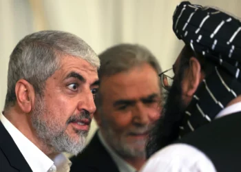 El alto terrorista líder de Hamás Khaled Meshaal (izq.) y Ziyad al-Nakhalah (centro), secretario general del movimiento Yihad Islámica Palestina, durante el funeral del líder asesinado de Hamás, Ismail Haniyeh, en la capital de Qatar, Doha, el 2 de agosto de 2024. (Mahmud Hams / AFP)