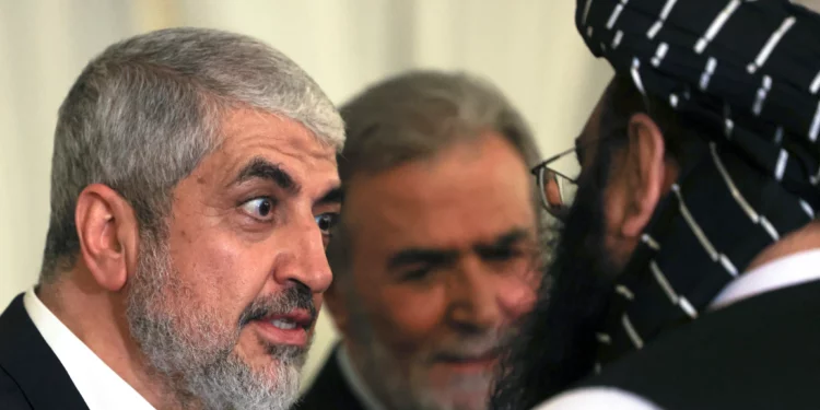 El alto terrorista líder de Hamás Khaled Meshaal (izq.) y Ziyad al-Nakhalah (centro), secretario general del movimiento Yihad Islámica Palestina, durante el funeral del líder asesinado de Hamás, Ismail Haniyeh, en la capital de Qatar, Doha, el 2 de agosto de 2024. (Mahmud Hams / AFP)