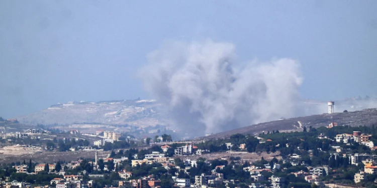 Imagen ilustrativa: un ataque aéreo israelí contra objetivos de Hezbolá en la zona de Nabatieh, en el sur del Líbano, el 25 de septiembre de 2024. (Rabih DAHER / AFP)