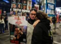 Los manifestantes reaccionan después de que se anunciara un acuerdo de alto el fuego entre Israel y Hamás, durante una protesta que pide la liberación de los rehenes israelíes retenidos en la Franja de Gaza en Tel Aviv el 15 de enero de 2025. (Itai Ron/Flash90)