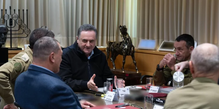 El ministro de Defensa, Israel Katz, se reúne con el jefe del Estado Mayor de las Fuerzas de Defensa de Israel, el teniente general Herzi Halevi, y otros oficiales, el 9 de enero de 2025. (Ariel Hermoni/Ministerio de Defensa)