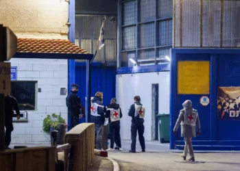 Miembros de la Cruz Roja a la entrada de la prisión de Ofer, en las afueras de Jerusalén, desde donde se iba a liberar a terroristas presos palestinos como parte de un acuerdo de rehenes entre Israel y Hamás, el 19 de enero de 2025. (Chaim Goldberg/Flash90)