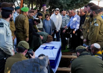 Zehava Shaul llora ante la tumba de su hijo, el sargento de las FDI Oron Shaul, que fue asesinado y capturado por el grupo terrorista Hamás en 2014, en su funeral en Poria Illit, en el norte de Israel, el 20 de enero de 2025. El cuerpo de Shaul fue devuelto a Israel desde Gaza en una operación clandestina israelí el 19 de enero de 2025. (Ayal Margolin/Flash90)