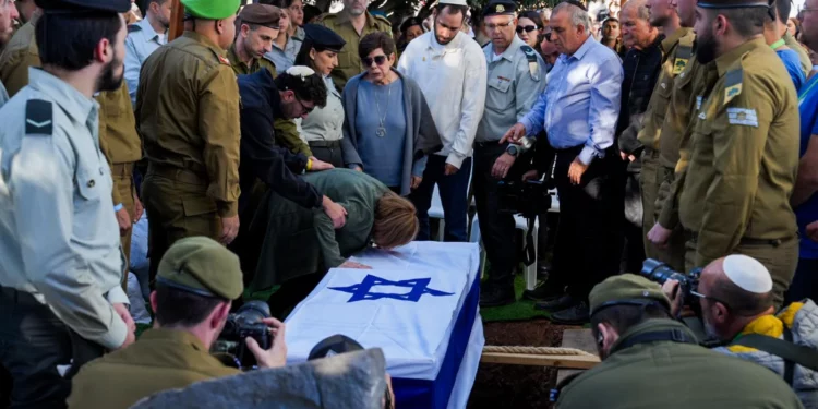 Zehava Shaul llora ante la tumba de su hijo, el sargento de las FDI Oron Shaul, que fue asesinado y capturado por el grupo terrorista Hamás en 2014, en su funeral en Poria Illit, en el norte de Israel, el 20 de enero de 2025. El cuerpo de Shaul fue devuelto a Israel desde Gaza en una operación clandestina israelí el 19 de enero de 2025. (Ayal Margolin/Flash90)