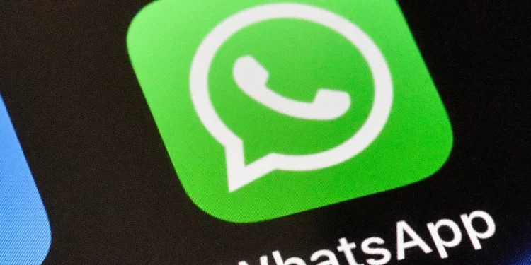 En un iPhone se muestra el icono de WhatsApp. (Foto AP/Martin Meissner, Archivo)