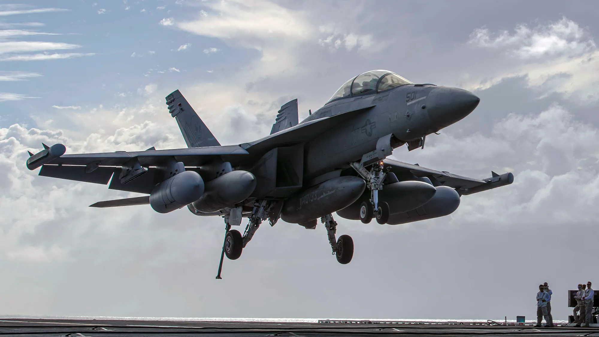 Un EA-18G Growler, asignado al Escuadrón de Ataque Electrónico (VAQ) 133, se prepara para realizar un aterrizaje detenido en la cubierta de vuelo del portaaviones de clase Nimitz USS Abraham Lincoln (CVN 72). Abraham Lincoln. Nótese las dos cápsulas NGJ-MB (foto de la Marina de los EE. UU. por el aprendiz de marinero especialista en comunicación de masas Daniel Kimmelman)