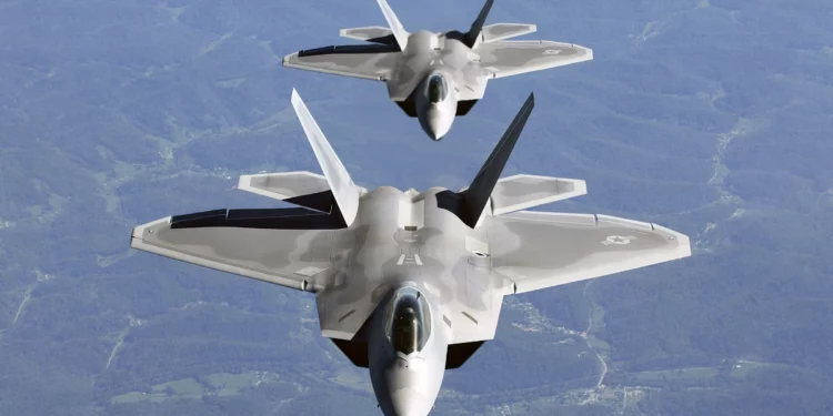 Por qué el F-22 Raptor no puede operar desde portaaviones