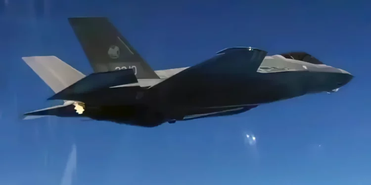 El Su-34 y el F-35 italiano vuelan en proximidad sobre el Báltico