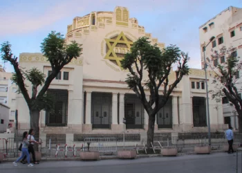 Vista exterior de la Gran Sinagoga de Túnez, Túnez, el martes 15 de mayo de 2018. (Foto AP/Hassene Dridi, Archivo)