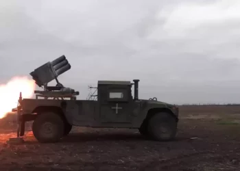 Ucrania convierte un Humvee en lanzamisiles de 128 mm