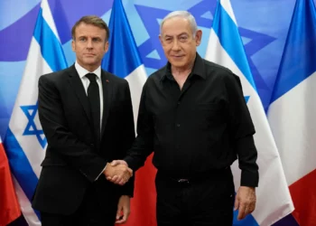 El primer ministro, Benjamin Netanyahu (derecha), saluda al presidente francés, Emmanuel Macron, antes de una reunión en Jerusalén el 24 de octubre de 2023. (Christophe Ena/Pool/AFP)