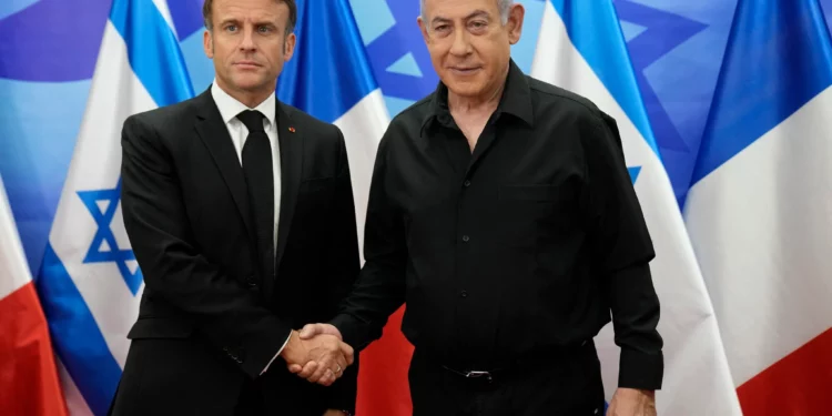 El primer ministro, Benjamin Netanyahu (derecha), saluda al presidente francés, Emmanuel Macron, antes de una reunión en Jerusalén el 24 de octubre de 2023. (Christophe Ena/Pool/AFP)