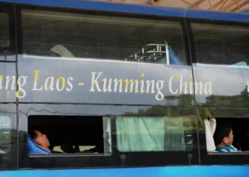 Imagen ilustrativa: Turistas descansando en un autobús nocturno con destino a Laos, el 11 de marzo de 2011. (Hoang Dinh Nam / AFP)