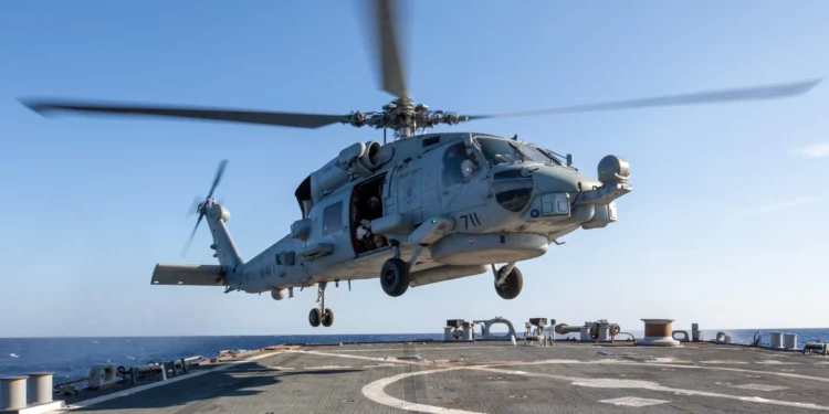 Helicóptero MH-60R Seahawk derriba un dron hutí por primera vez