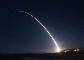 Un misil balístico intercontinental Minuteman III desarmado del Comando de Ataque Global de la Fuerza Aérea se lanza durante una prueba operativa el 29 de octubre de 2020 en la Base de la Fuerza Aérea Vandenberg, California (fotografía de la Fuerza Aérea de EE. UU. por Michael Peterson)