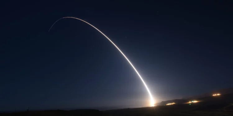 Un misil balístico intercontinental Minuteman III desarmado del Comando de Ataque Global de la Fuerza Aérea se lanza durante una prueba operativa el 29 de octubre de 2020 en la Base de la Fuerza Aérea Vandenberg, California (fotografía de la Fuerza Aérea de EE. UU. por Michael Peterson)