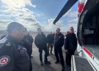 Una delegación de expertos israelíes se reúne con bomberos de California como parte de un viaje de una semana para ayudar a ese estado estadounidense a combatir sus enormes incendios forestales el 19 de enero de 2025. (Cortesía/Shai Levy)