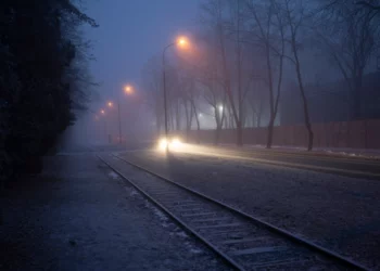 Las antiguas vías de tren que se utilizaban para transportar a judíos y otras personas de toda Europa a Auschwitz, el campo de exterminio y trabajo nazi, recorren una carretera en la ciudad de Oswiecim, Polonia, el 23 de enero de 2025. (Oded Balilty/AP)