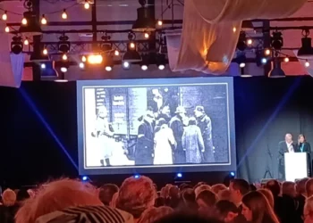 El sobreviviente de Auschwitz Michael Bornstein y su hija Debbie Holinstat hablan en una recepción en Cracovia, Polonia, para conmemorar el 80 aniversario de la liberación de Auschwitz, el 26 de enero de 2025. (Zev Stub/Times of Israel)